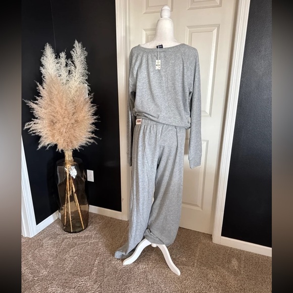 NWT Victoria’s Secret Pink Y2K Grey Sweatshirt and Joggers SET
size Large - Picture 5 of 12